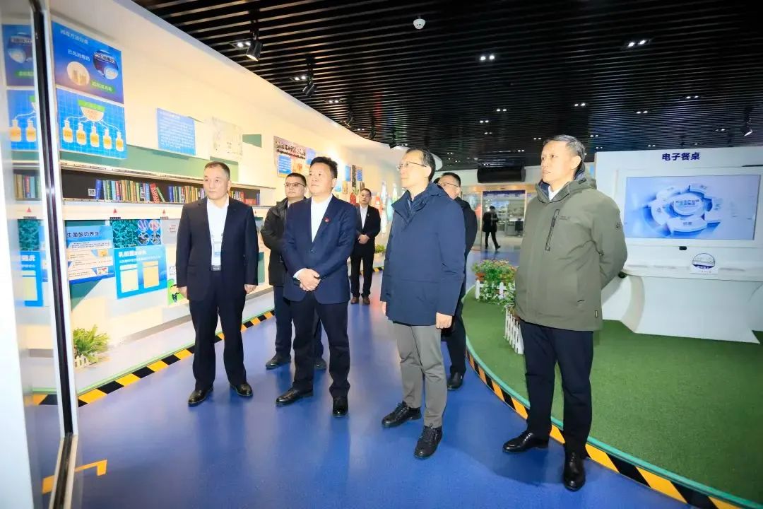 省政府國資委黨委書記、主任李濤一行到花花牛乳業集團調研 省政府國資委黨委書記、主任李濤一行到花花牛乳業集團調研