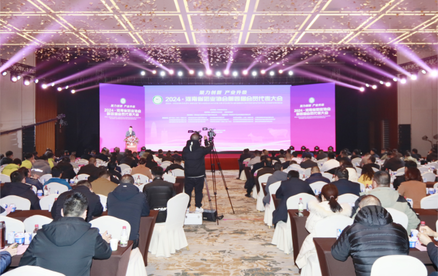 河南奶業(yè)發(fā)展啟航新征程——花花牛乳業(yè)集團(tuán)黨委書記、董事長(zhǎng)唐洪峰當(dāng)選河南省奶業(yè)協(xié)會(huì)會(huì)長(zhǎng)