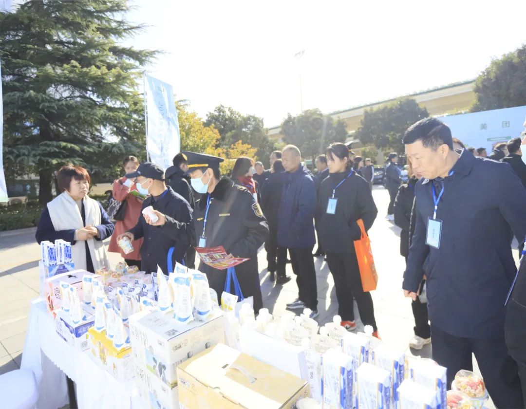 花花牛丨落實食品生產(chǎn)加工企業(yè)質(zhì)量安全主體責(zé)任，助力人民群眾生活更美好——2023年河南省暨鄭州食品安全宣傳周啟動儀式隆重舉行