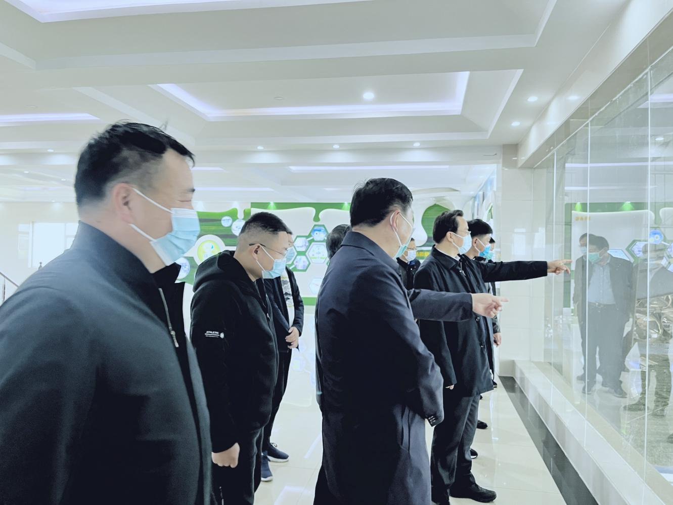 河南省人大常委會黨組書記、副主任孔昌生蒞臨花花牛魯山瑞亞牧場參觀調研