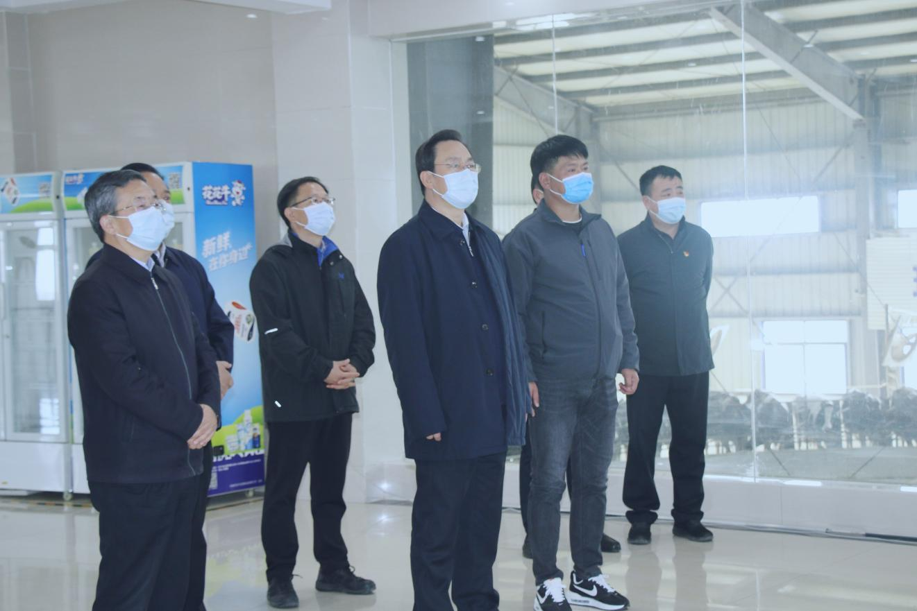 河南省人大常委會黨組書記、副主任孔昌生蒞臨花花牛魯山瑞亞牧場參觀調研