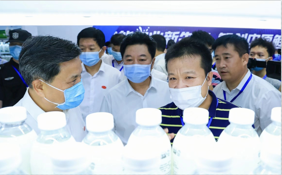 花花牛 | 第34屆中原畜牧業(yè)交易博覽會(huì)開幕河南省人民政府副省長(zhǎng)武國(guó)定蒞臨花花牛展臺(tái)參觀