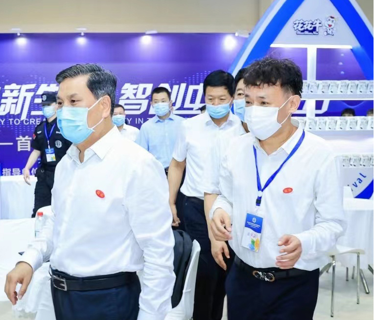 花花牛 | 第34屆中原畜牧業(yè)交易博覽會(huì)開幕河南省人民政府副省長(zhǎng)武國(guó)定蒞臨花花牛展臺(tái)參觀