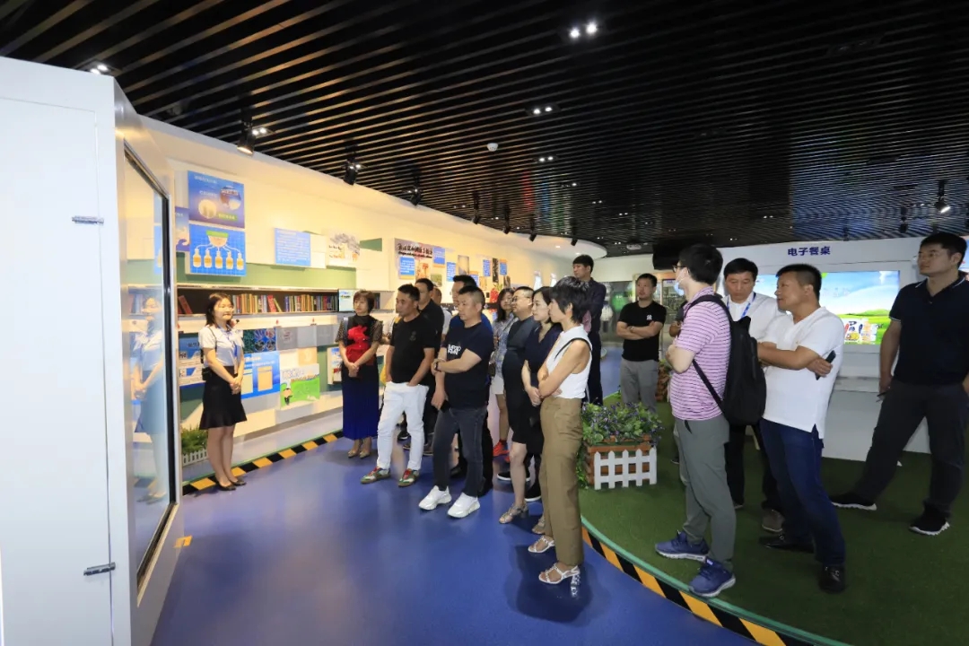 快訊 | 長江商學院智能制造學會走進花花牛乳業集團