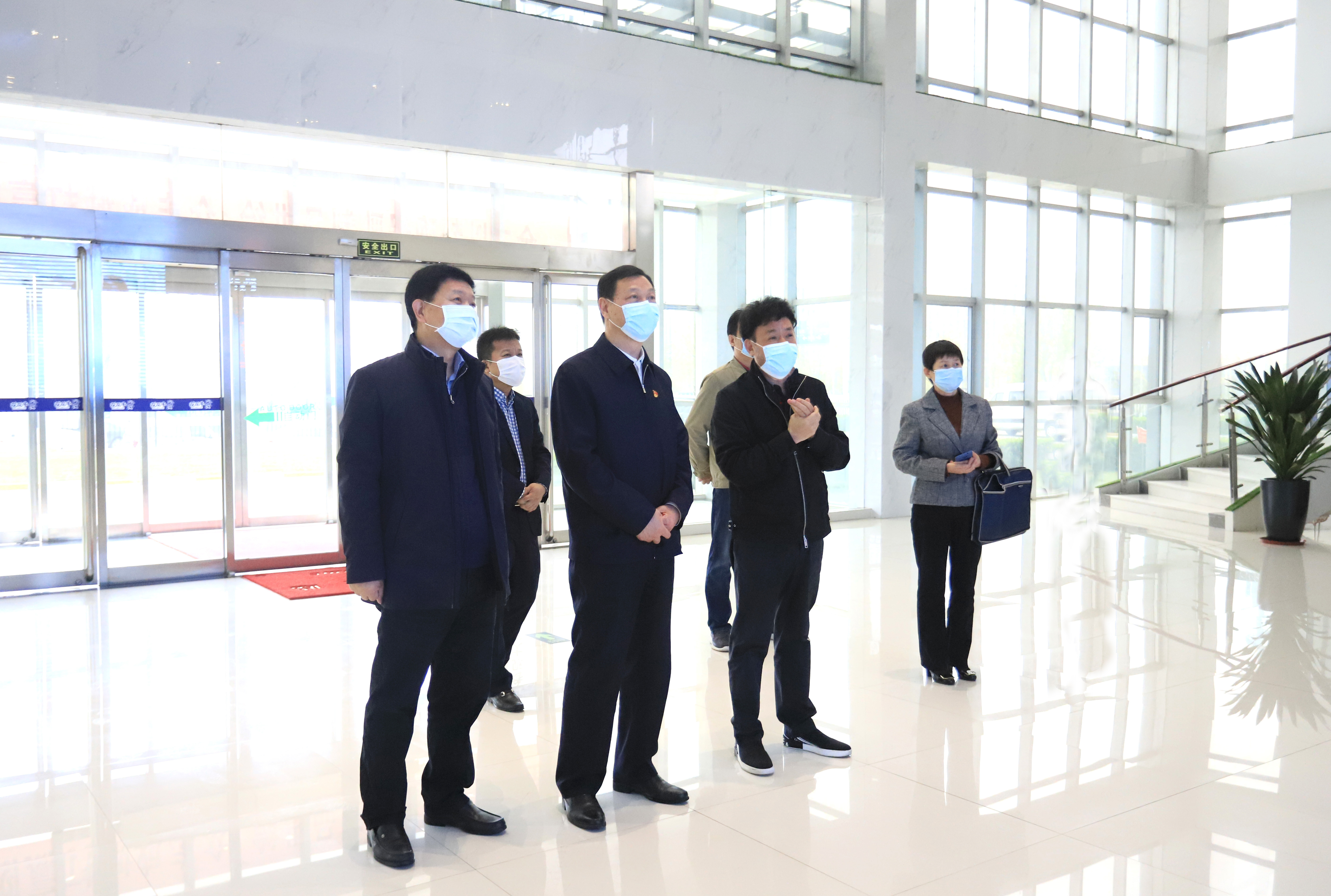 河南省委農(nóng)辦主任、農(nóng)業(yè)農(nóng)村廳廳長申延平一行調(diào)研河南花花牛乳業(yè)集團(tuán)