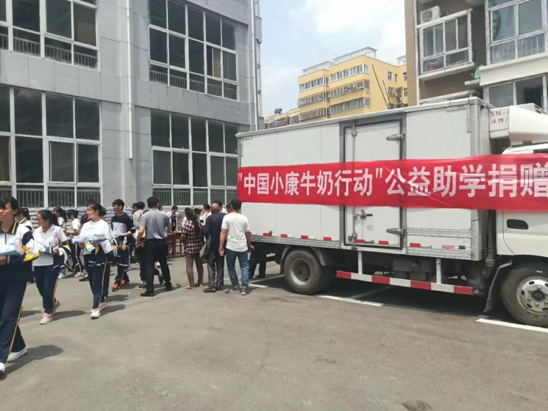 花花牛|捐助教育100萬元！做公益，我們是認真的！