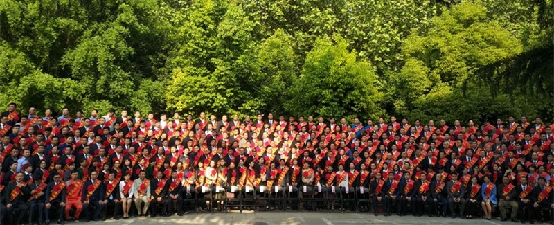 河南花花牛乳業(yè)集團(tuán)股份有限公司阮曉琦、王曉龍榮獲“鄭州市勞動模范”榮譽(yù)稱號 河南花花牛乳業(yè)集團(tuán)股份有限公司阮曉琦、王曉龍榮獲“鄭州市勞動模范”榮譽(yù)稱號