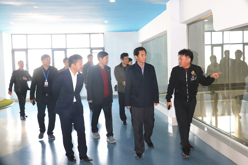 封丘縣縣長王獻臣一行蒞臨 花花牛集團養(yǎng)殖、乳品事業(yè)部參觀調(diào)研 封丘縣縣長王獻臣一行蒞臨 花花牛集團養(yǎng)殖、乳品事業(yè)部參觀調(diào)研