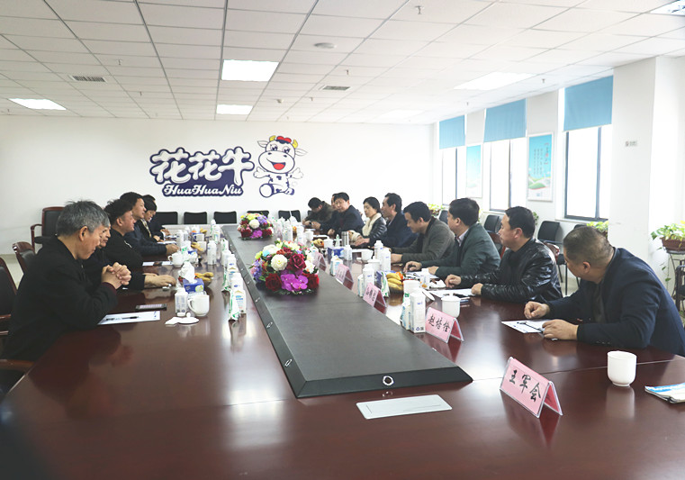 封丘縣縣長王獻臣一行蒞臨 花花牛集團養(yǎng)殖、乳品事業(yè)部參觀調(diào)研 封丘縣縣長王獻臣一行蒞臨 花花牛集團養(yǎng)殖、乳品事業(yè)部參觀調(diào)研