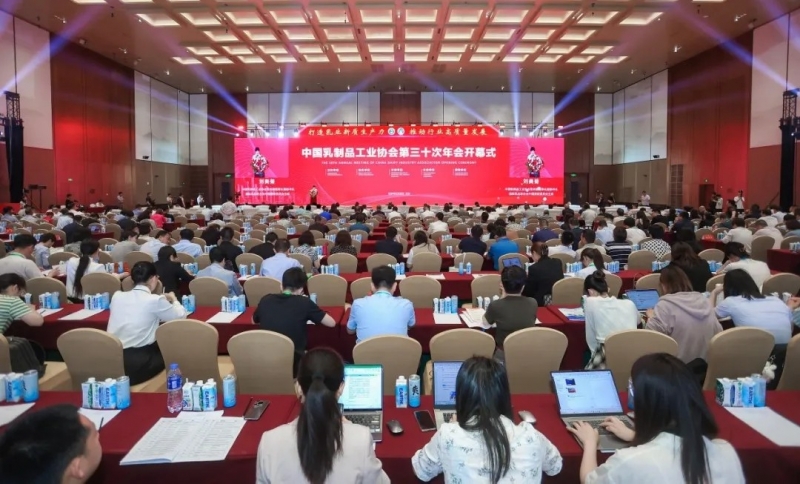 花花牛乳業(yè)集團(tuán)黨委書記、董事長唐洪峰一行參加中國乳制品工業(yè)協(xié)會第三十次年會暨2024中國（國